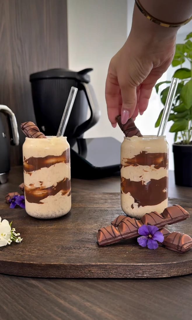 Milkshake Kinder Bueno crémeux servi en verre — recette adaptée Thermomix