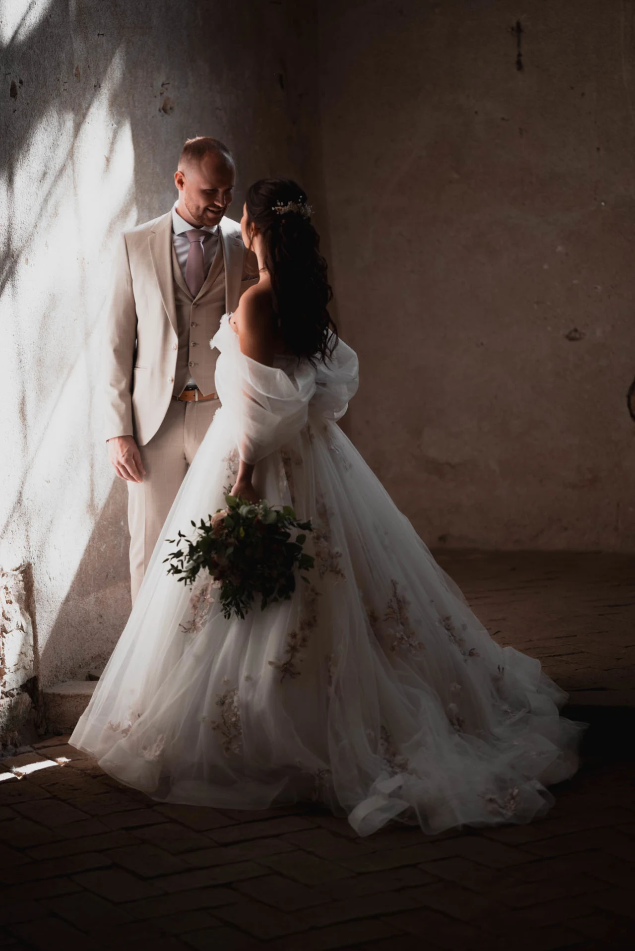 Svatební portréty novomanželů - Kamila & Pavel - Stodola v Meruňkovém sadu