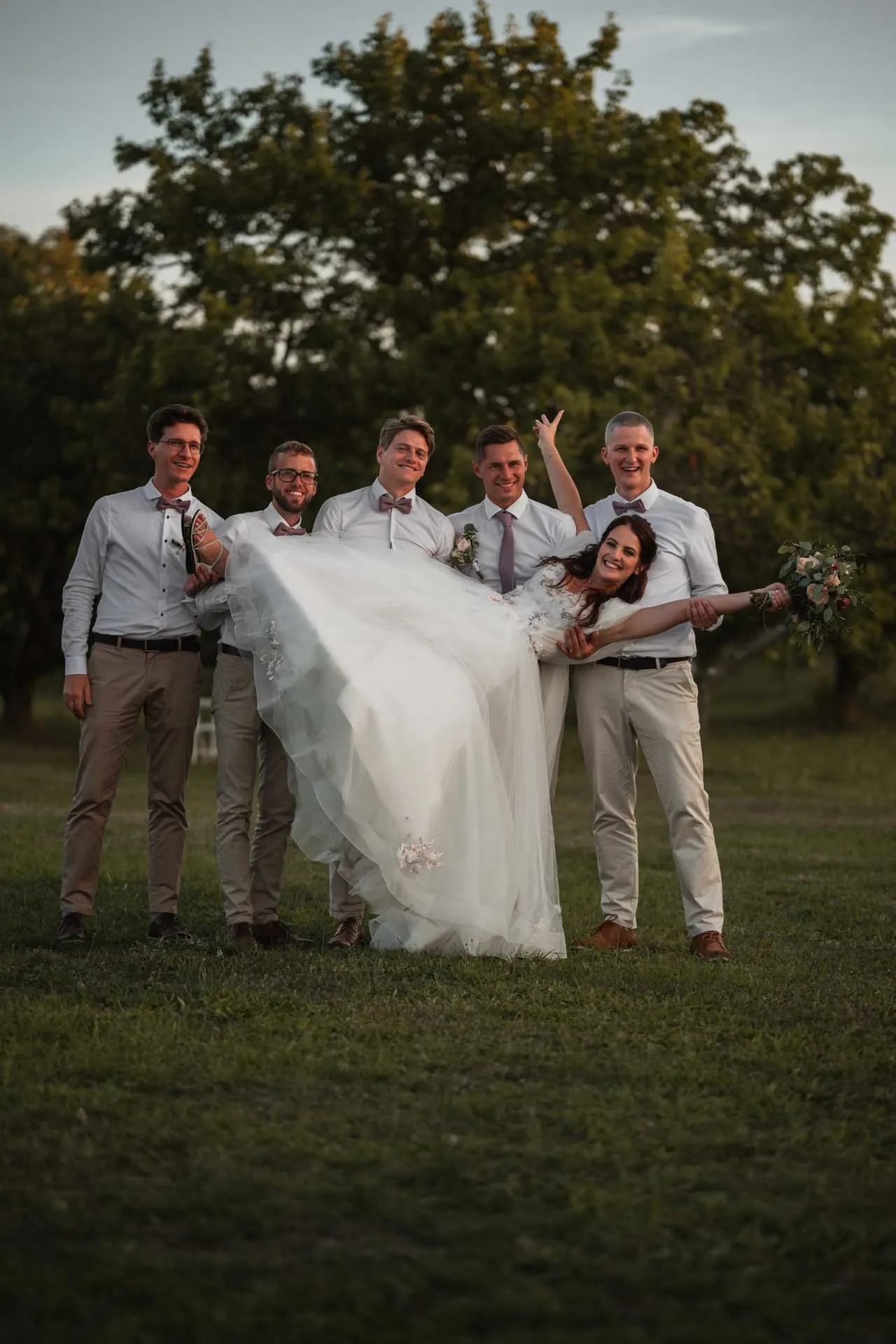 Svatební portréty novomanželů - Kamila & Pavel - Stodola v Meruňkovém sadu