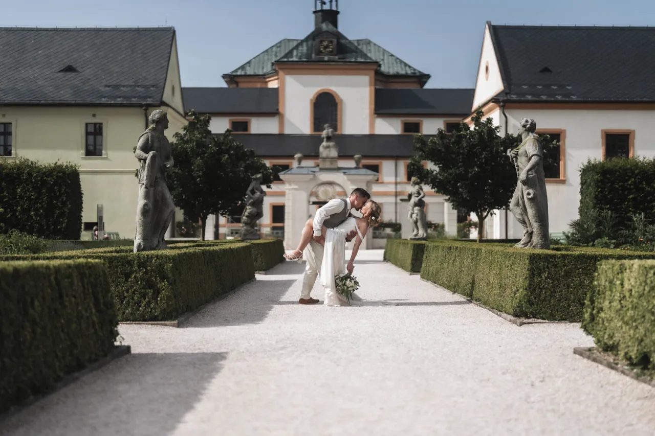 Svatební portréty novomanželů - Tereza & Oldřich - Chalupa Lavender, Kuks