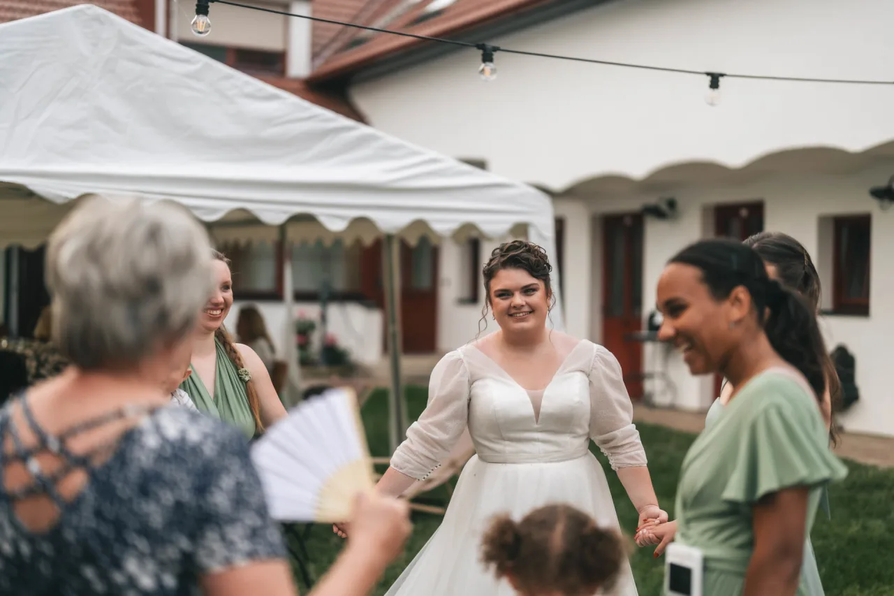 Svatební fotografie - Eliška & Franta - V Zahradě, Dolenice