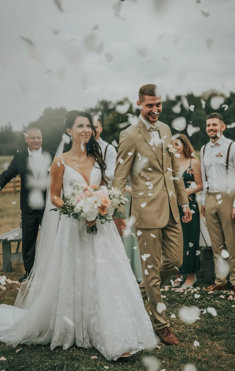 Svatba bez mobilů: Proč poprosit hosty, aby nechali telefony v kapsách