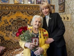 Светлана Камбулова вручила юбилейную медаль таганроженке — труженику тыла