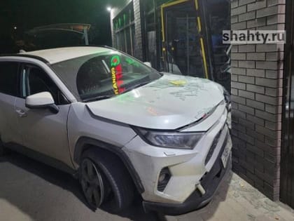 Пьяный подросток угнал Toyota RAV4 и врезался в аптеку в Ростовской области