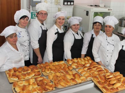 Пирожки для солдат: студенты Таганрога помогают участникам СВО