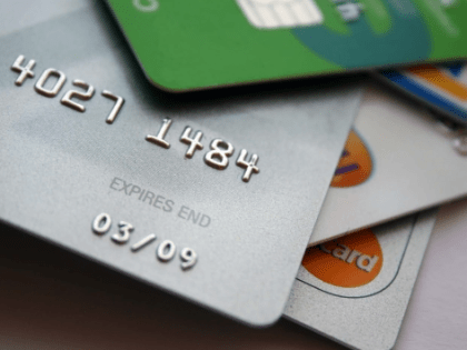 ВТБ начнет оформлять кредитные карты клиентам с 18 лет