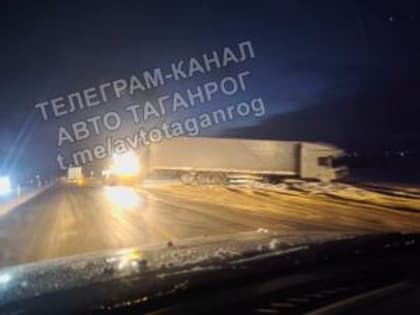 В Таганроге большегруз оказался в кювете из-за снегопада