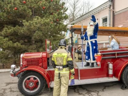 Дед Мороз и Снегурочка проехали по Таганрогу на пожарной ретро-машине