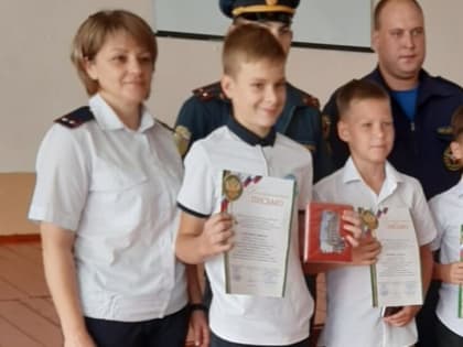 В Сальске наградили школьников, потушивших пожар