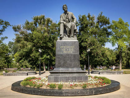 В Чеховском сквере приведут в порядок клумбы с розами