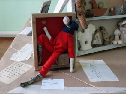 В библиотеке Таганрога открылась выставка кукол «Непрочитанные письма»