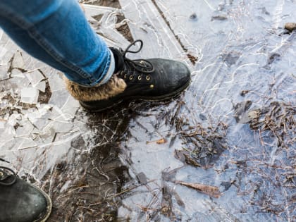Врач рассказал жителям Таганрога об опасности травм, полученных во время падения в гололед