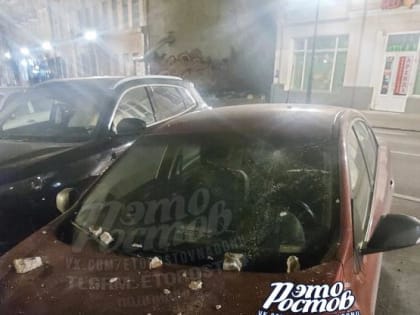 Упавшие с «Дома с ангелами» кирпичи в Ростове повредили автомобиль