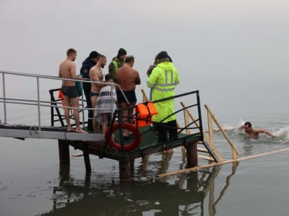 Жителям Дона рассказали, как окунаться в ледяную Крещенскую купель без риска для здоровья