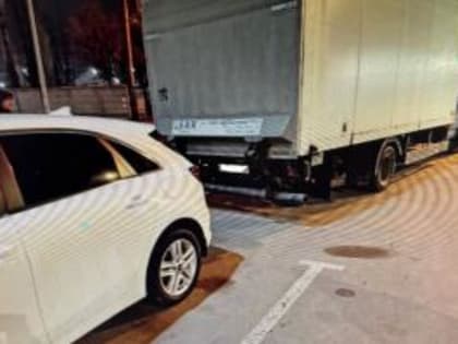 Грузовой фургон въехал в иномарку в Таганроге