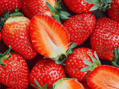 Молодильная ягода: диетолог рассказала о пользе клубники для красоты и здоровья