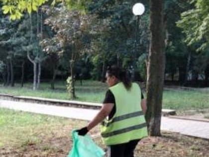 В Таганроге продолжается уборка городских территорий