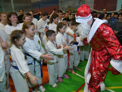 В Волгодонске Дед Мороз и Снегурочка поздравили юных рукопашников с новогодним турниром