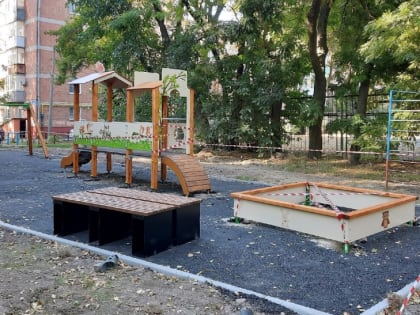 В Таганроге восстанавливают детские игровые площадки