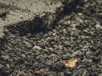 Пешеходную разметку нанесли прямо поверх ям в ухабов на дороге в Ростовской области