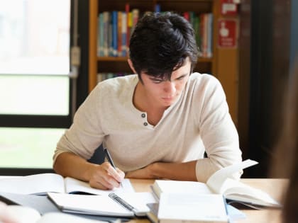 Студентов учат выполнению одного из самых сложных заданий – написанию эссе