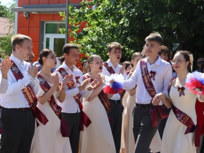 Роман Волошин, глава Администрации города Батайска поздравил учеников школ с днем «Последнего звонка».