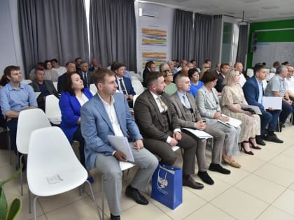 В заседании круглого стола ЗСРО по изменениям в законодательстве о местном самоуправлении принял участие председатель  городской Думы – глава города Шахты Константин Корнеев