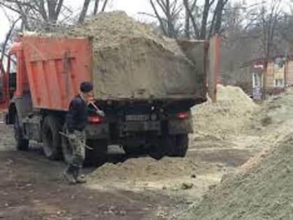 Ростовский областной суд приговорил экс-директора «Комбината благоустройства города Батайска» Романа Михайличенко к семи годам лишения свободы в колонии строгого режима. С ним на с