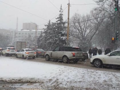 Мэрия Ростова пообещала очистить город от снега к утру 15 февраля