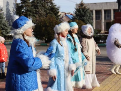 В Батайске на городской площади дан старт новогодним мероприятиям