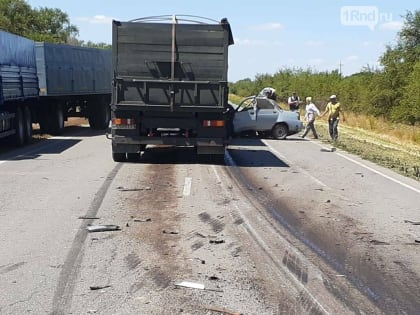 В Ростовской области водитель ВАЗа погиб при столкновении с зерновозом