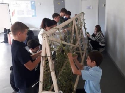 Волонтеры Аксайского района плетут маскировочные сети для участников СВО