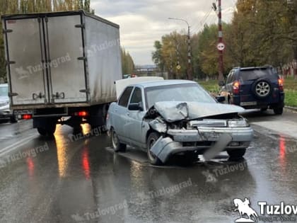 В Новочеркасске водитель ВАЗа отвлеклась за рулем и врезалась в стоящую перед светофором машину