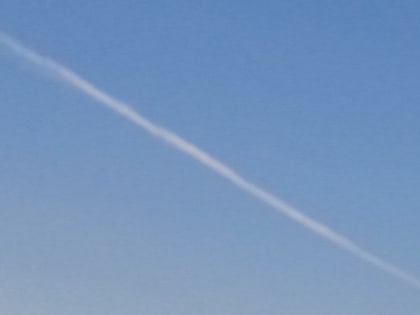 Жителей Таганрога напугали звуки хлопков и следы в небе