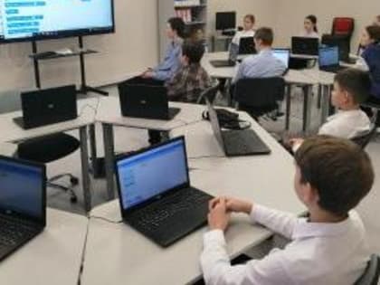 В Таганрогской школе «Одаренный учитель + одаренный ученик» состоялось занятие по робототехнике