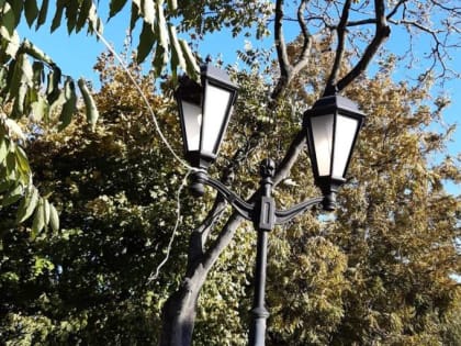 В скверах Таганрога отремонтировали уличное освещение