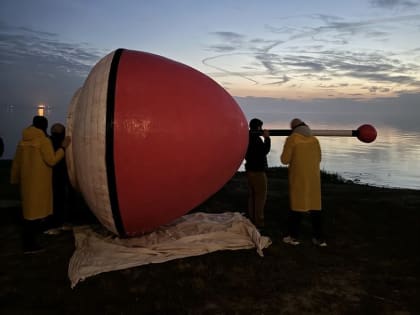 Необычный арт-объект в Таганроге: поплавок для рыбаков