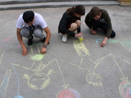 Поздравляли супругов-юбиляров, говорили о любви, рисовали на асфальте. ЦСО № 1 Волгодонска поддержал Фестиваль семейных традиций народов Дона