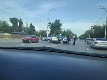 Дежурный по Волгодонску. В районе «Вокзала» две иномарки столкнулись и перегородили дорогу