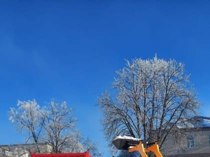 В Миллерово продолжается расчистка улиц от снега и льда