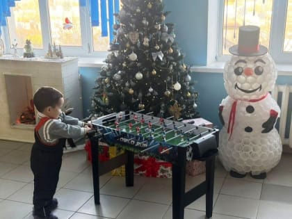 Тайные меценаты подарили детской больнице Таганрога новогоднюю ёлку и настольные игры