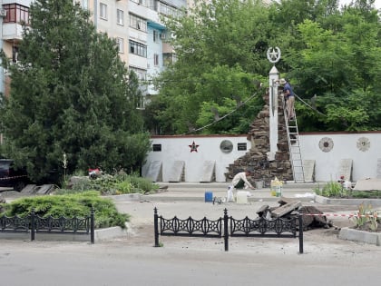 В Таганроге ремонтируют мемориал «Черный тюльпан»