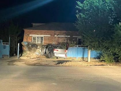 В Ростовской области две иномарки снесли забор и врезались в стену