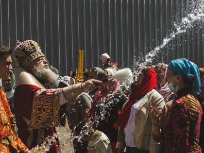 В Неделю 6-я по Пасхе, о слепом, Глава митрополии совершил Божественную литургию в Ростовском кафедральном соборе