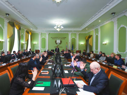 ИЗ ЗАЛА ЗАСЕДАНИЙ УЧЕНОГО СОВЕТА