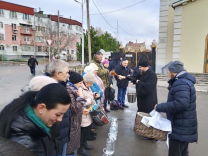 Жители Таганрога пришли в храмы освящать воду в крещенский сочельник