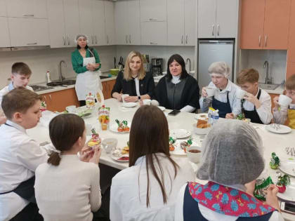 Депутат Ирина Жукова приняла участие в проекте «Кухня в школе» в Шахтах