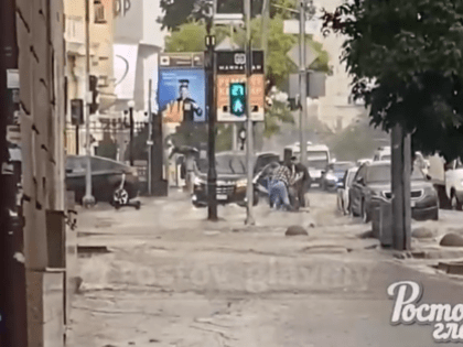 В центре Ростова во время ливня прохожие спасли мужчину, который едва не утонул