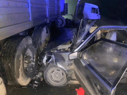 Врезался в полуприцеп: три человека пострадали в ДТП на трассе