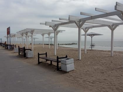 Прощай лето: Центральный пляж Таганрога «ушел на каникулы»